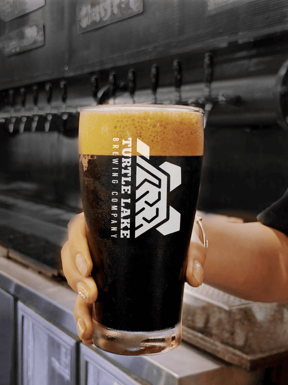 Located in an ideal spot next to West Lake, Turtle Lake Brewing Company offers spacious facilities. (Source: Fanpage Turtle Lake Brewing Company)